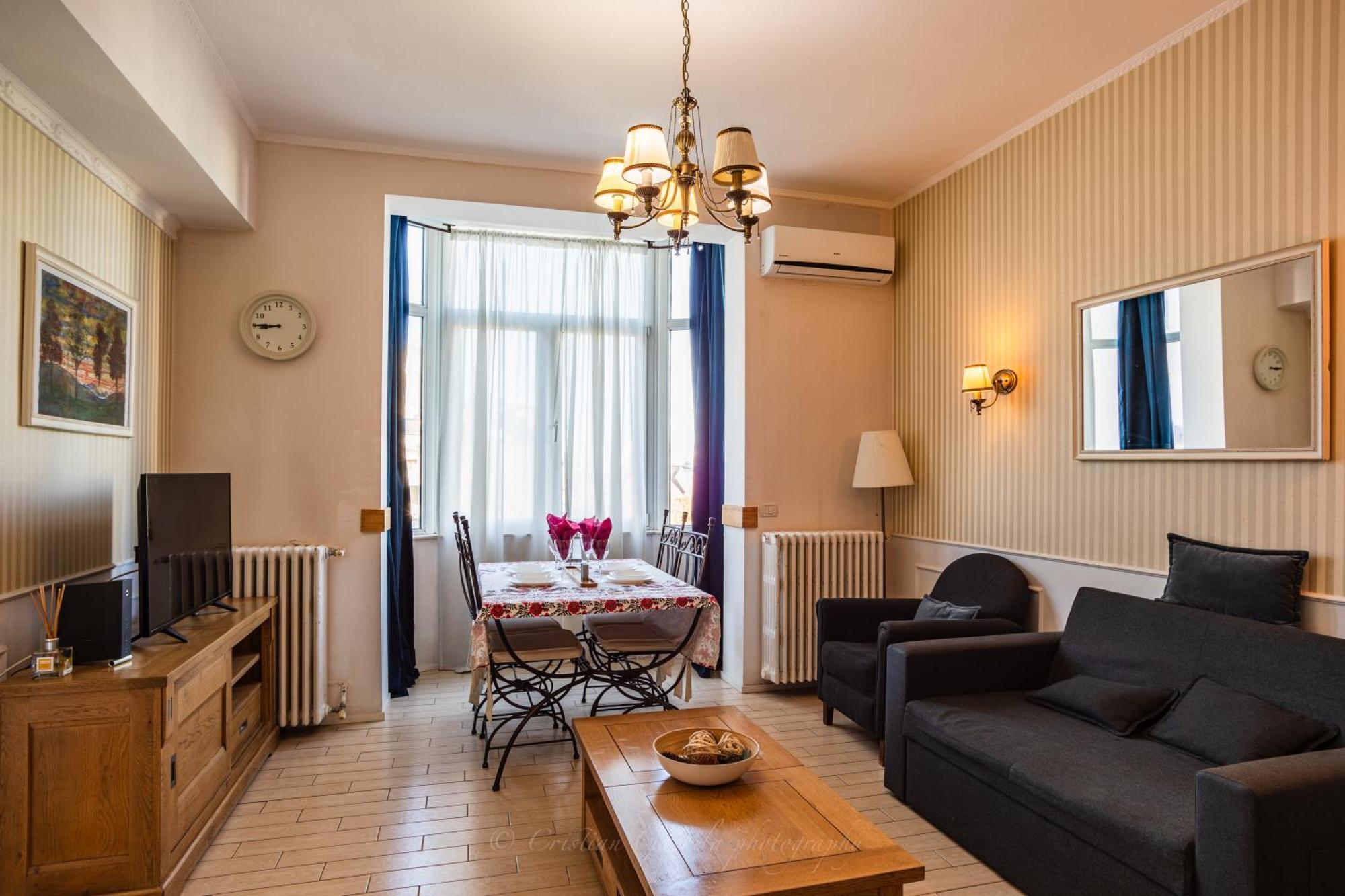 University Apartment Apartment *